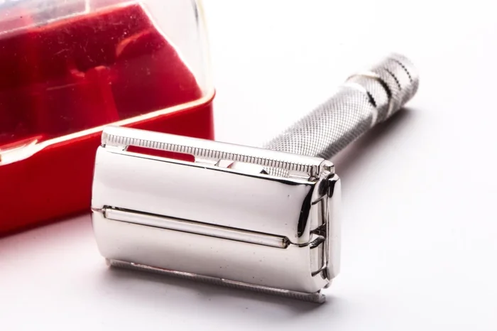 1940’s Gillette Super Speed Double Edge Razor Set In Original Plastic Red Case | Original Condition